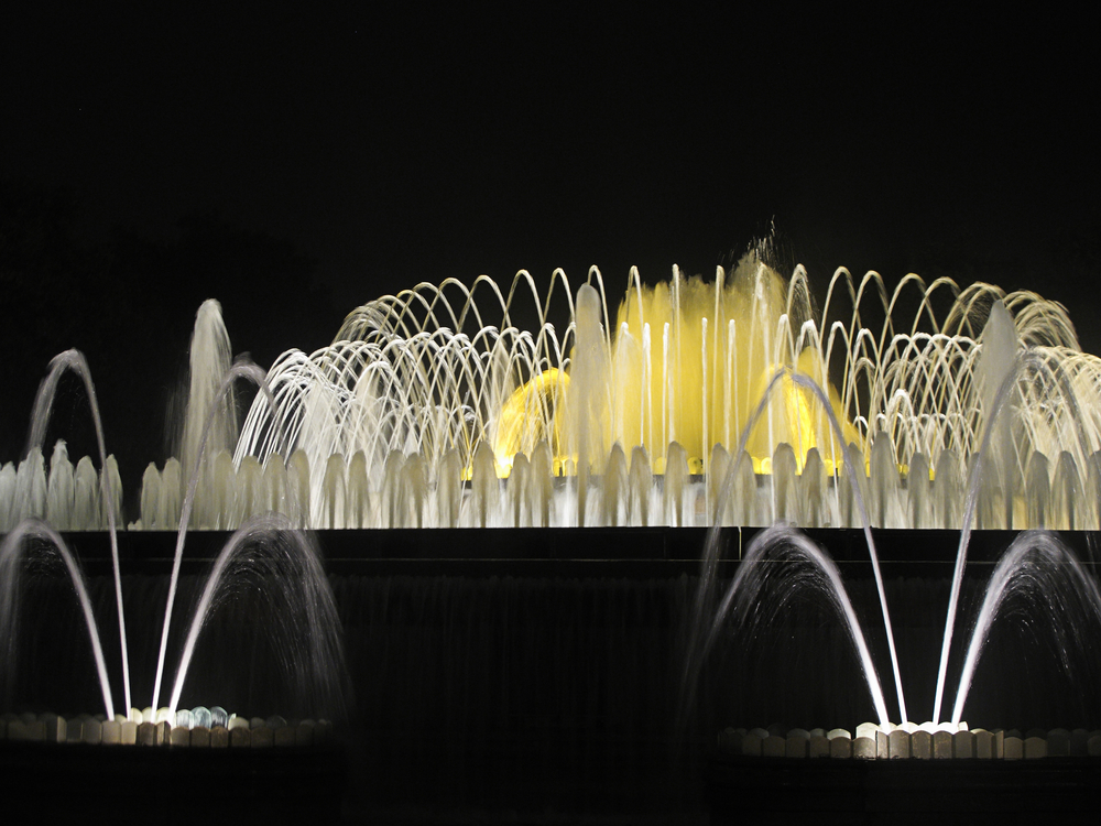 Each stream of water in the fountain is shot up from below. The force of gravity pulls the water down, forming an arc shape. (Shutterstock / Cristina Perez)