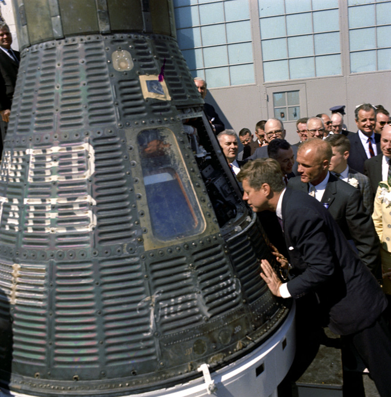 JFK looks inside the “Friendship 7” space capsule that carried astronaut John Glenn into space a few days earlier, making him the first American astronaut to orbit the Earth. (Cecil Stoughton / John F. Kennedy Presidential Library and Museum)